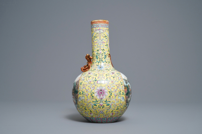 Un vase de forme bouteille en porcelaine de Chine famille rose, marque de Qianlong, R&eacute;publique