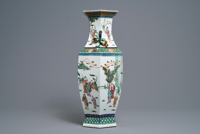 Een hexagonale Chinese famille rose vaas met geleerden, 19e eeuw