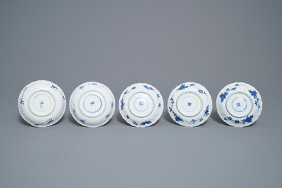 Zestien Chinese blauw-witte koppen en schotels, Kangxi