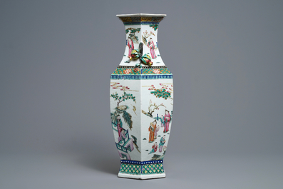 Een hexagonale Chinese famille rose vaas met geleerden, 19e eeuw