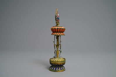 Un embl&egrave;me d'autel bouddhiste en &eacute;maux cloisonn&eacute;s et bronze dor&eacute;, Chine, 19&egrave;me