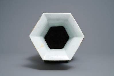 Een hexagonale Chinese famille rose vaas met geleerden, 19e eeuw