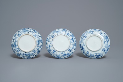 Zestien Chinese blauw-witte koppen en schotels, Kangxi