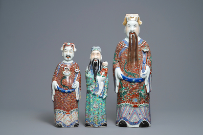 Drie Chinese famille rose figuren van sterrengoden, 19/20e eeuw