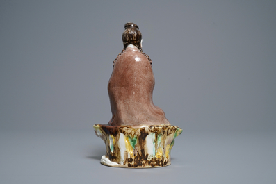Une figure de Bouddha en porcelaine de Chine biscuit &eacute;maill&eacute; verte, marque en creux, R&eacute;publique
