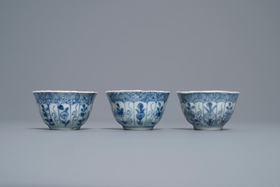 Zestien Chinese blauw-witte koppen en schotels, Kangxi