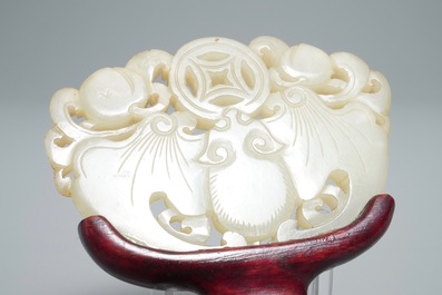 Deux pi&egrave;ces en jade c&eacute;ladon p&acirc;le sculpt&eacute;, Chine, Qing
