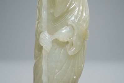 Deux pi&egrave;ces en jade c&eacute;ladon p&acirc;le sculpt&eacute;, Chine, Qing