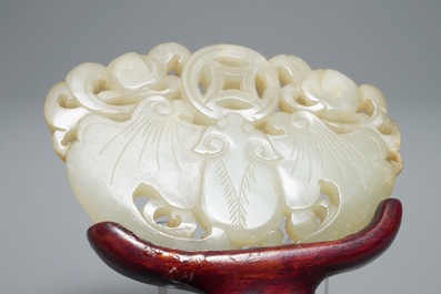 Deux pi&egrave;ces en jade c&eacute;ladon p&acirc;le sculpt&eacute;, Chine, Qing