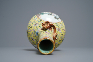 Un vase de forme bouteille en porcelaine de Chine famille rose, marque de Qianlong, R&eacute;publique