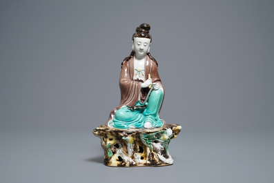Une figure de Bouddha en porcelaine de Chine biscuit &eacute;maill&eacute; verte, marque en creux, R&eacute;publique