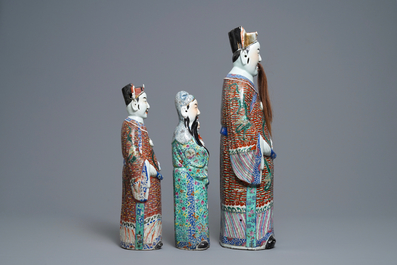 Drie Chinese famille rose figuren van sterrengoden, 19/20e eeuw
