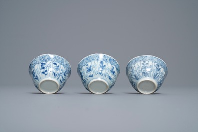 Zestien Chinese blauw-witte koppen en schotels, Kangxi