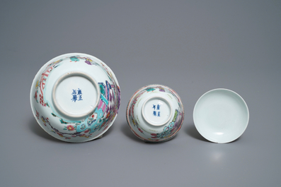 Deux bols et une assiette en porcelaine de Chine famille rose, marque et &eacute;poque de Yongzheng