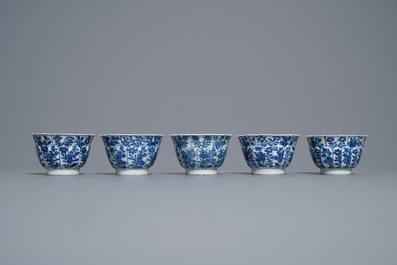 Zestien Chinese blauw-witte koppen en schotels, Kangxi