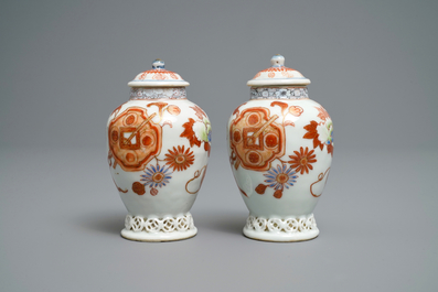 Une paire de bo&icirc;tes &agrave; th&eacute; couvertes en porcelaine de Chine en rouge de fer et dor&eacute;, Yongzheng