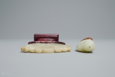 Deux pi&egrave;ces en jade c&eacute;ladon p&acirc;le sculpt&eacute;, Chine, Qing