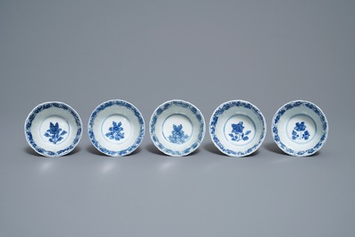 Zestien Chinese blauw-witte koppen en schotels, Kangxi