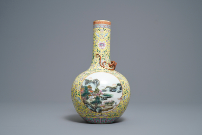 Un vase de forme bouteille en porcelaine de Chine famille rose, marque de Qianlong, R&eacute;publique