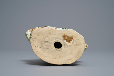 Une figure de Bouddha en porcelaine de Chine biscuit &eacute;maill&eacute; verte, marque en creux, R&eacute;publique