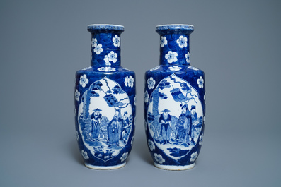 Une paire de vases de forme rouleau en porcelaine de Chine en bleu et blanc, marque de Kangxi, 19&egrave;me
