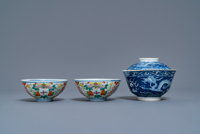 Une collection vari&eacute;e en porcelaine de Chine et gr&egrave;s de Yixing, Ming et apr&egrave;s
