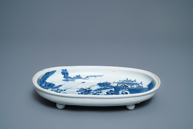 A Chinese blue and white Vietnamese market 'Bleu de Hue' oval serving dish, 19th C.
