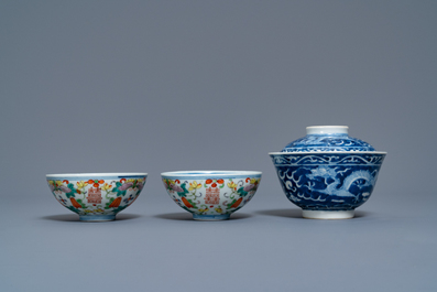 Une collection vari&eacute;e en porcelaine de Chine et gr&egrave;s de Yixing, Ming et apr&egrave;s