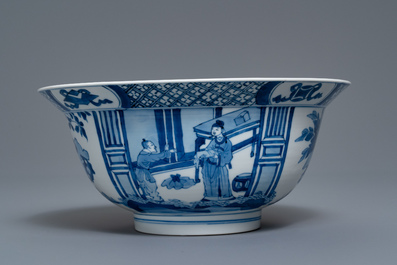 Un bol de type klapmuts en porcelaine de Chine en bleu et blanc, marque et &eacute;poque de Kangxi
