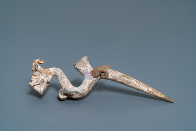 Une paire de figures de dragons en terre cuite polychrome, Han