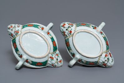 Une paire de sauci&egrave;res en porcelaine de Chine famille verte &agrave; d&eacute;cor de ph&eacute;nix, Kangxi
