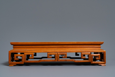 Deux plateaux et un socle en bois sculpt&eacute;, Chine, 18/19&egrave;me