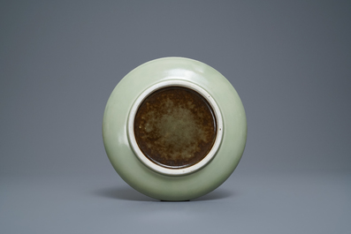 Un lave-pinceaux en porcelaine de Chine c&eacute;ladon monochrome, Qianlong
