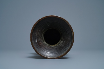 Un vase de style archa&iuml;que en bronze, marque de Xuande, 18&egrave;me