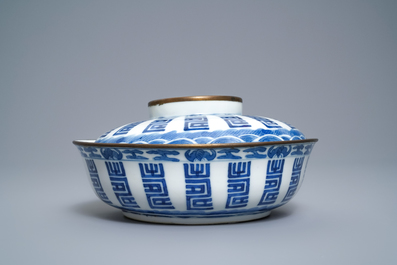 A Chinese blue and white Vietnamese market 'Bleu de Hue' bowl and cover, 19th C.