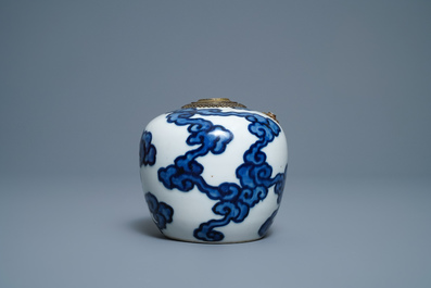 Une pipe &agrave; eau en porcelaine de Chine 'Bleu de Hue' pour le Vietnam, 18/19&egrave;me