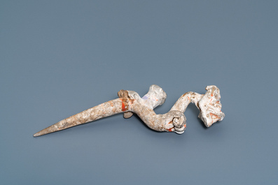 Une paire de figures de dragons en terre cuite polychrome, Han