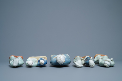 Huit groupes en biscuit &eacute;maill&eacute; bleu, blanc et c&eacute;ladon, Chine, Qianlong/Jiaqing