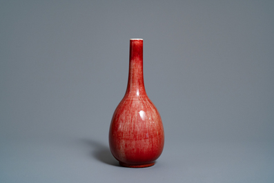 Un vase de forme bouteille en porcelaine de Chine rouge monochrome dans sa bo&icirc;te de pr&eacute;sentation, R&eacute;publique