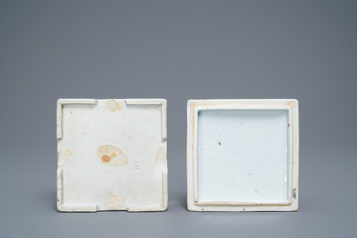 Een vierkante Chinese blauw-witte dekseldoos, Ming