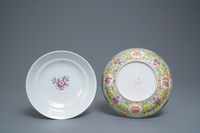 Twee Chinese famille rose dekselkommen, 19/20e eeuw