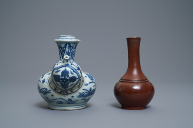 Une collection vari&eacute;e en porcelaine de Chine et gr&egrave;s de Yixing, Ming et apr&egrave;s