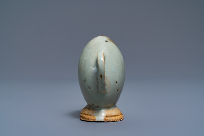 Une th&eacute;i&egrave;re miniature en forme de p&ecirc;che en porcelaine de Chine &agrave; &eacute;mail junyao, Kangxi/Qianlong