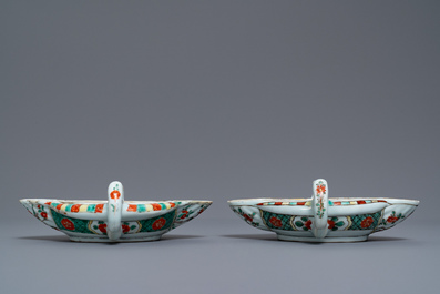 Une paire de sauci&egrave;res en porcelaine de Chine famille verte &agrave; d&eacute;cor de ph&eacute;nix, Kangxi