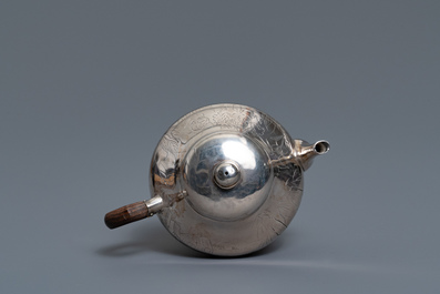 Une th&eacute;i&egrave;re couverte en argent, marque en creux, Chine, 19/20&egrave;me
