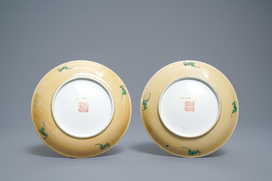 Een paar Chinese famille rose borden met zeemleer ondergrond, Daoguang merk en periode