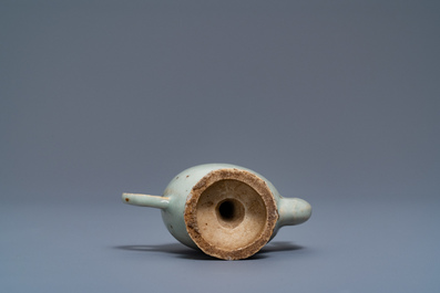 Une th&eacute;i&egrave;re miniature en forme de p&ecirc;che en porcelaine de Chine &agrave; &eacute;mail junyao, Kangxi/Qianlong