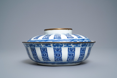 A Chinese blue and white Vietnamese market 'Bleu de Hue' bowl and cover, 19th C.