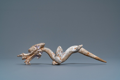 Une paire de figures de dragons en terre cuite polychrome, Han
