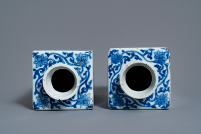 Een paar Chinese blauw-witte theebussen met floraal decor, Kangxi